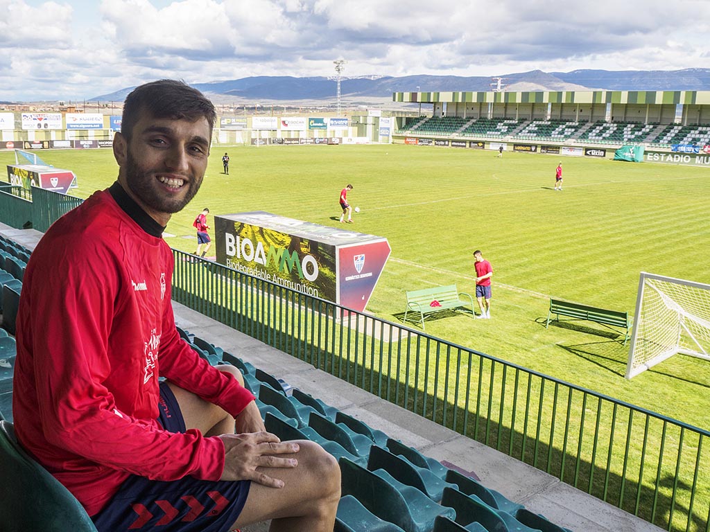 Álex Conde, en la grada de La Albuera. / KAMARERO