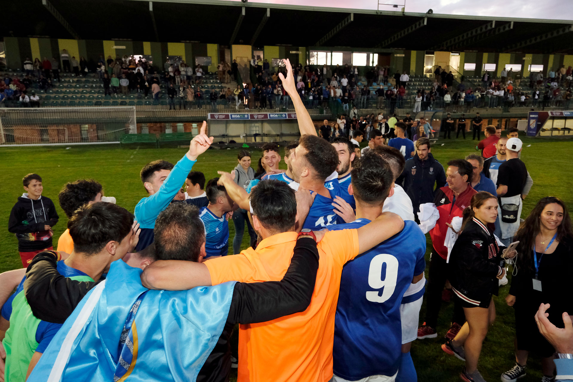 Jugadores y cuerpo técnico del Unami celebran el ascenso. / KAMARERO