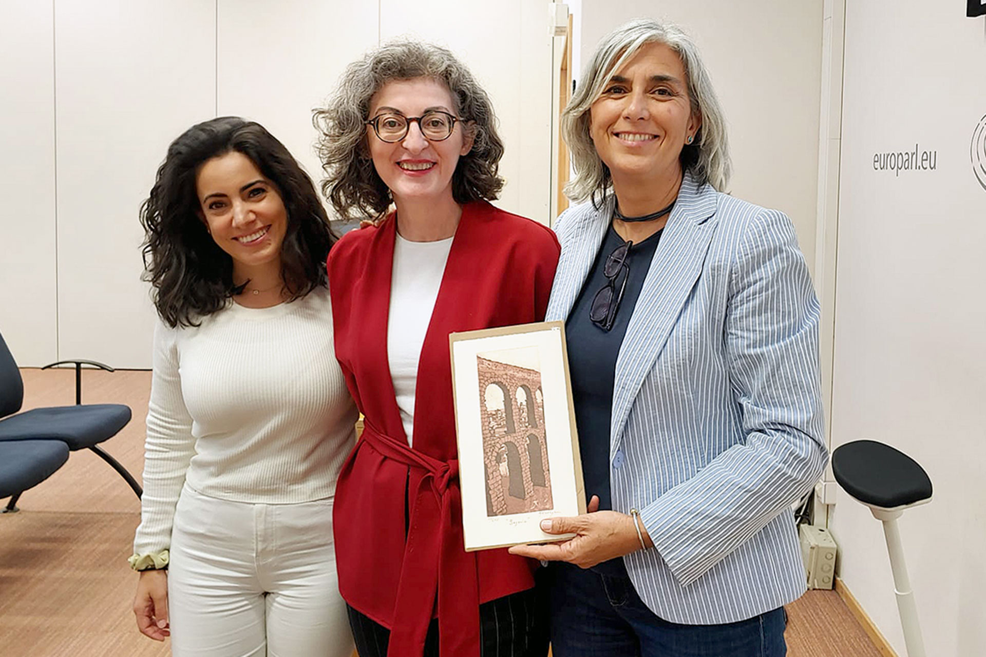 La eurodiputada Pagazaurtundúa, en el centro, junto a las docentes del IES Ezequiel González