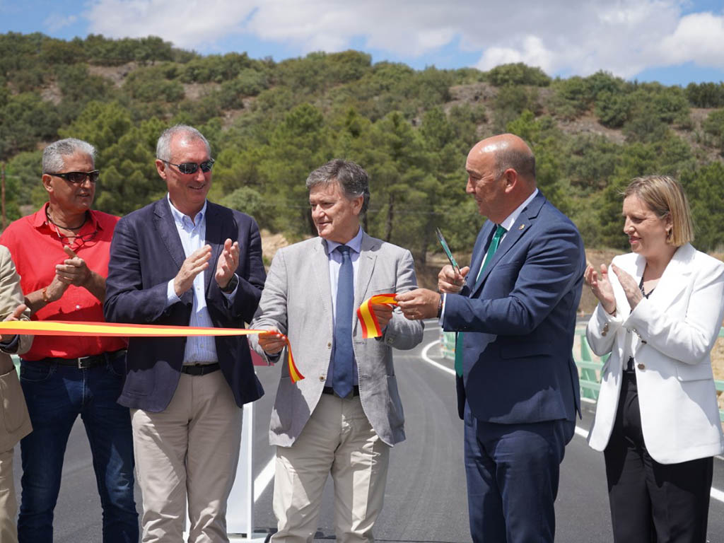 José Luis Díez, José Mazarías, Francisco Vázquez, Miguel Ángel de Vicente y María Ángeles García, durante el acto de inauguración del puente sobre el río Eresma en Bernardos. / EL ADELANTADO