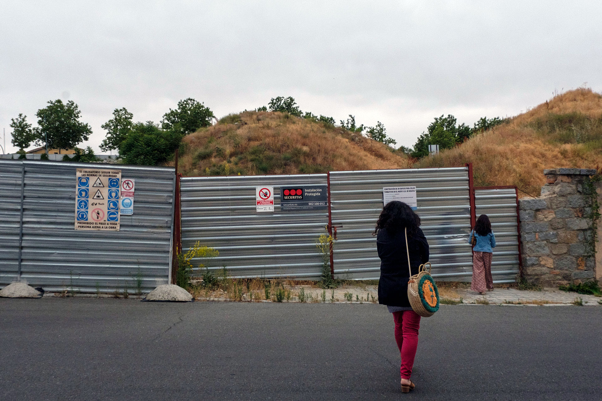 Técnicas de la Junta en el punto de encuentro de la visita a la obra, que ha tenido poco poder de convocatoria./ KAMARERO
