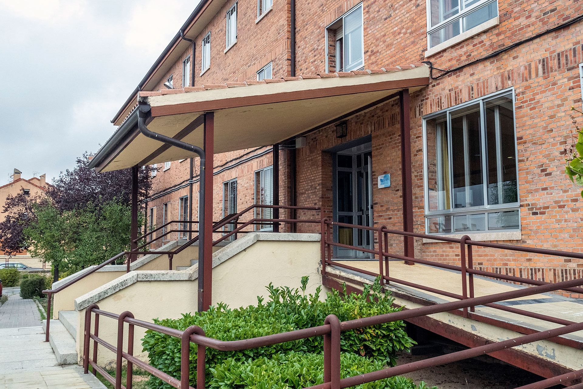 Fachada de la residencia ‘El Sotillo’, en La Lastrilla. / KAMARERO