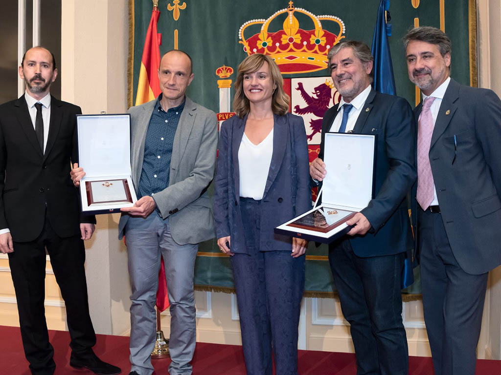 Acto de entrega de las placas de de la Orden Civil de Alfonso X 'El Sabio' a los institutos del 'Andrés Laguna' y 'Mariano Quintanilla'. / EL ADELANTADO