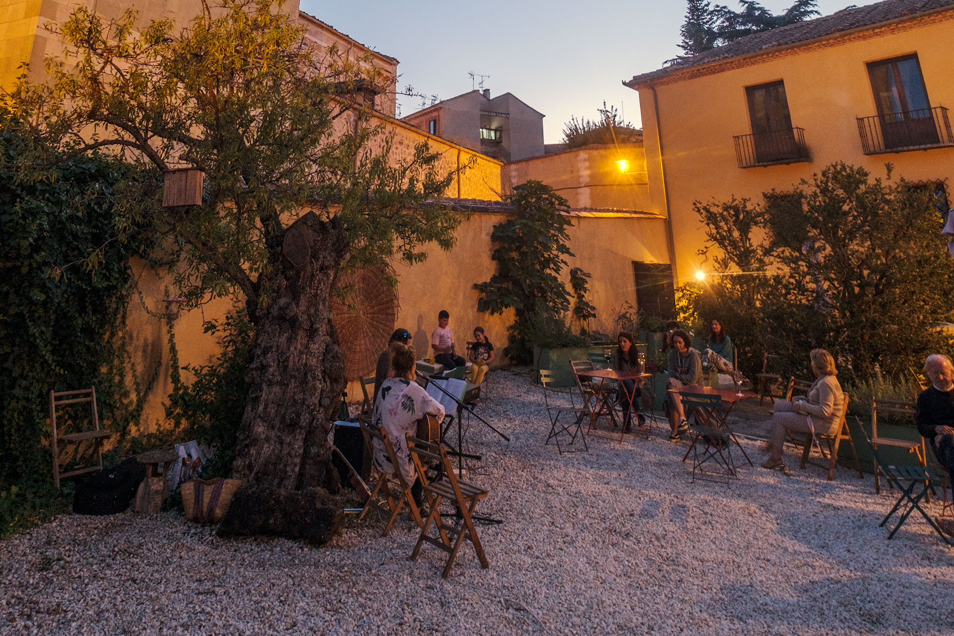 Un grupo de músicos actúa en el ‘Jardín de los Sentidos’. / KAMARERO