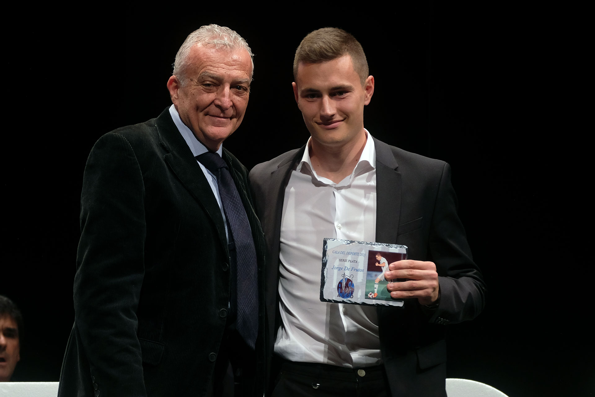 Jorge de Frutos (d) en una pasada Gala del Deporte segoviano. / KAMARERO