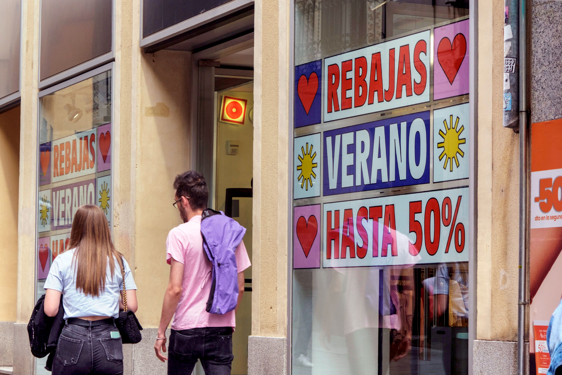 El comercio confía en que las rebajas de verano reafirmen su recuperación 1 Los escaparates de las tiendas de Segovia lucen su nuevo aspecto, con carteles que alertan de los descuentos que podrán encontrarse en su interior y que varían desde el 10 al 50 por ciento. / KAMARERO