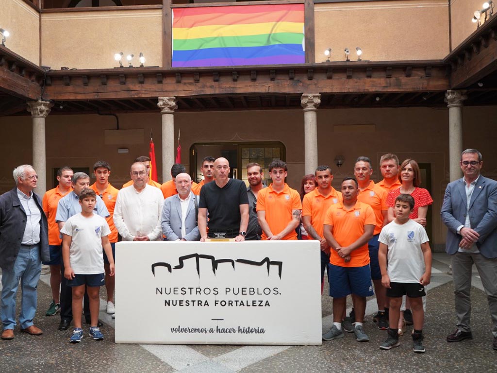 Componentes del Unami, en el Palacio Provincial junto al diputado de Deportes, Óscar Moral, y otros miembros de la corporación. / EL ADELANTADO