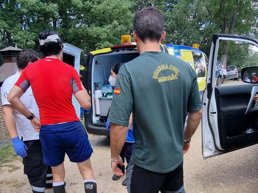 Corredor auxiliado en la prueba de trail de Riaza, en el paraje de La Romerosa. / @GCSEGOVIA062