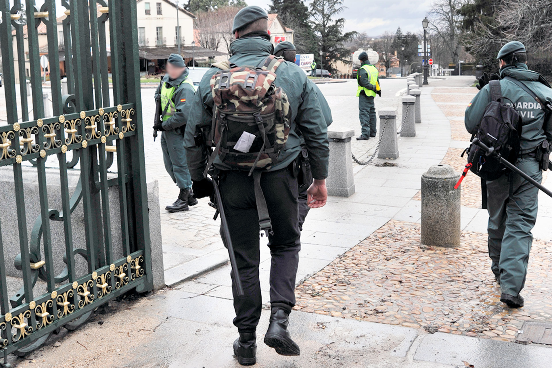 Imagen de archivo de varios guardias civiles en una visita oficial anterior al Real Sitio. / KAMARERO