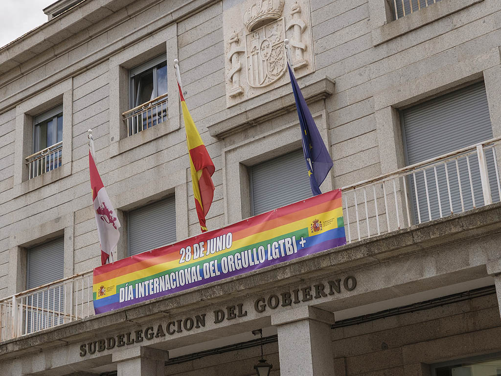 Bandera LGTBI, en la Subdelegación del Gobierno en Segovia. / KAMARERO
