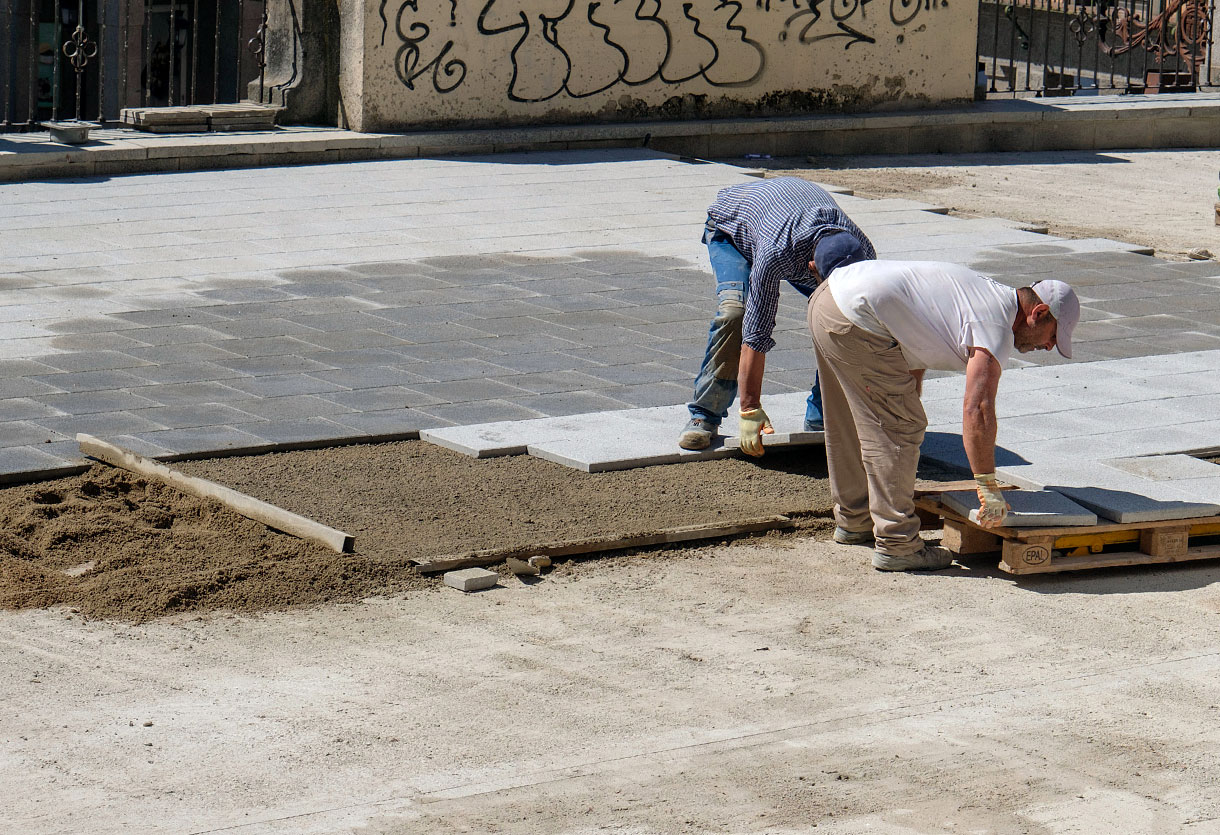 Dos obreros colocaban ayer baldosas en la cubierta. / Kamarero