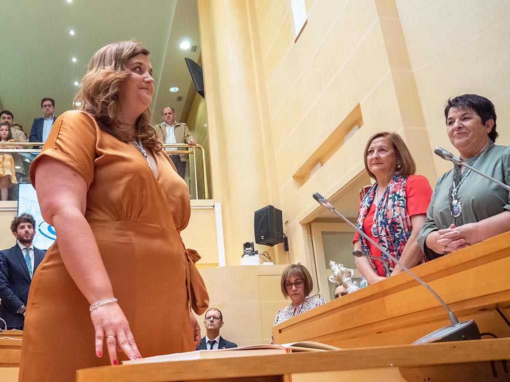 Toma de posesión de Clara Martín como alcaldesa de Segovia, bajo la atenta mirada de la concejala de Deportes, Marian Rueda, y Clara Luquero. / NEREA LLORENTE