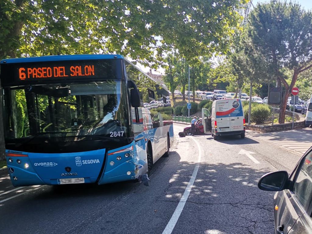 Accidente entre un autobús del servicio de transporte público y un turismo, en la subida al Hospital. / PEDRO ALONSO