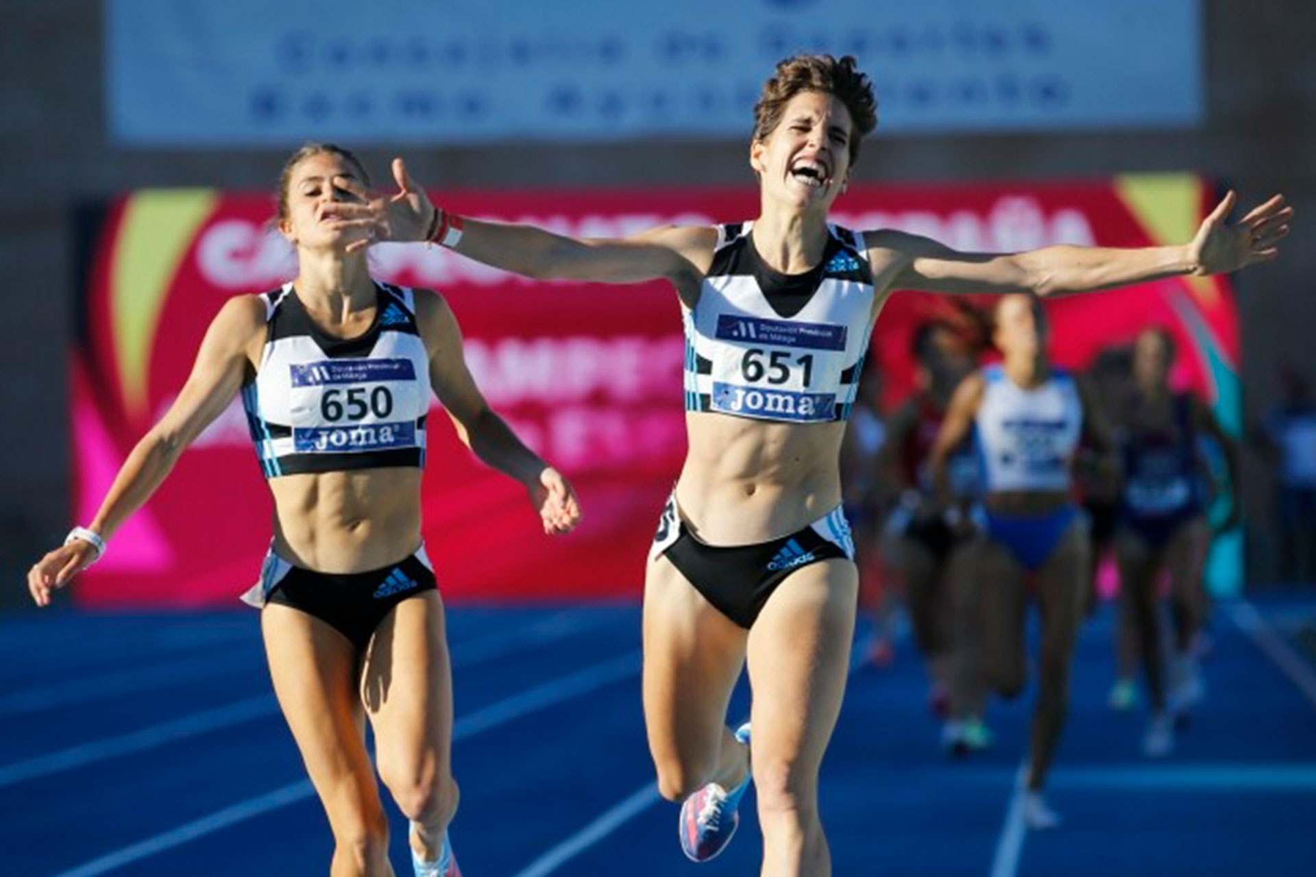Águeda Marqués (d), en la llegada de la prueba de los 1.500 metros que terminó ganando Marta Pérez./ RFEA