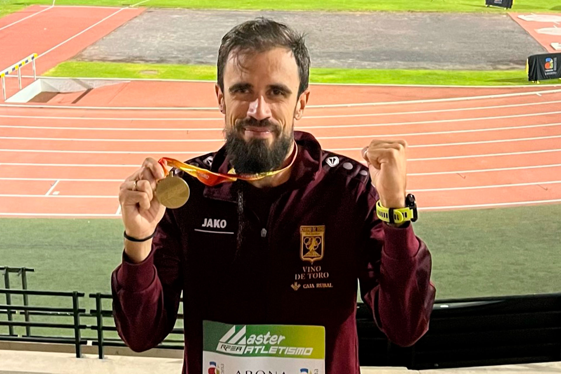 Ángel Luis Canto, con el oro./ E.A.