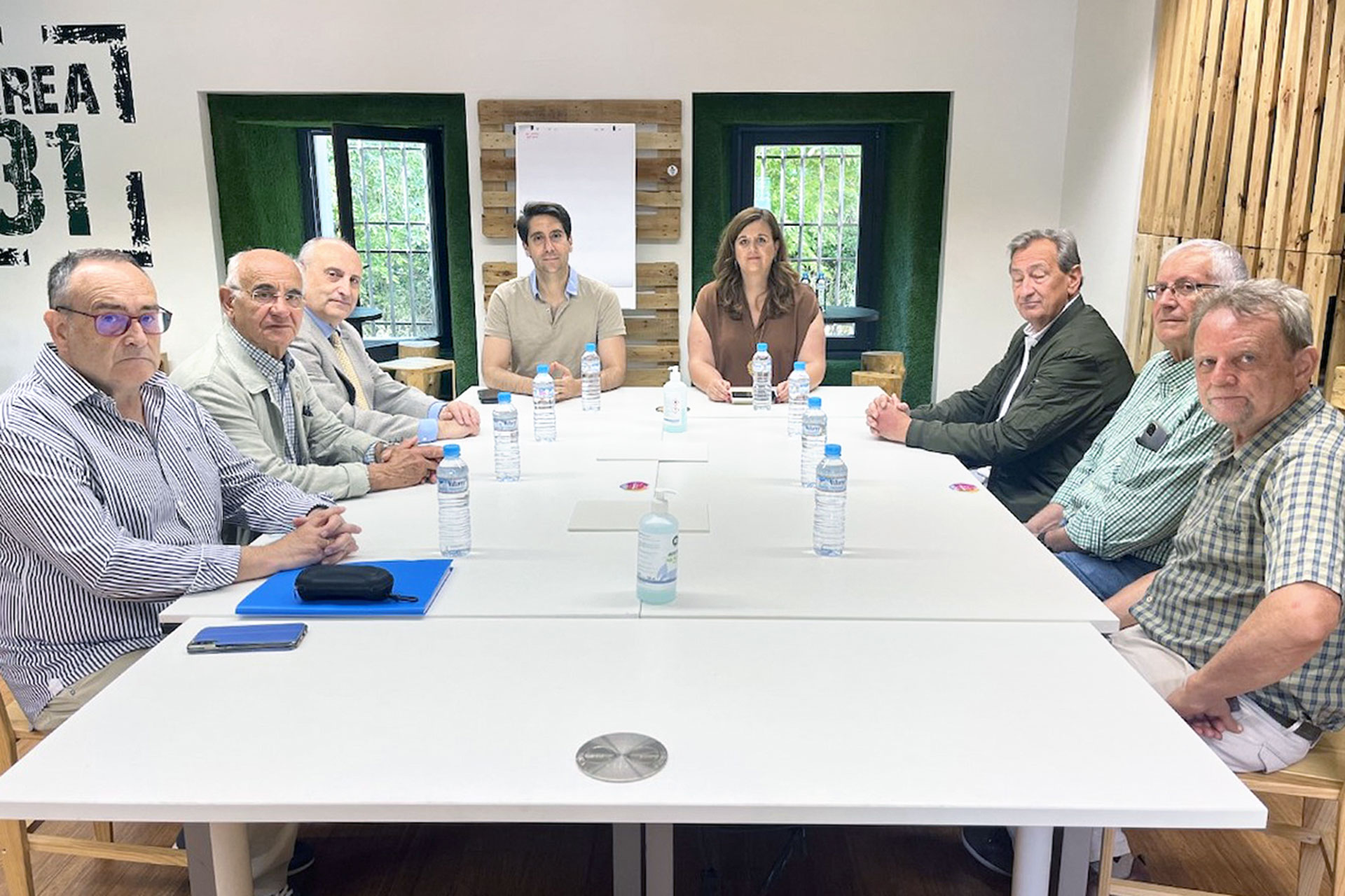Martín y Merino, en el centro, junto a los representantes de la comunidad de regantes, en la reunión de ayer. / EL ADELANTADO