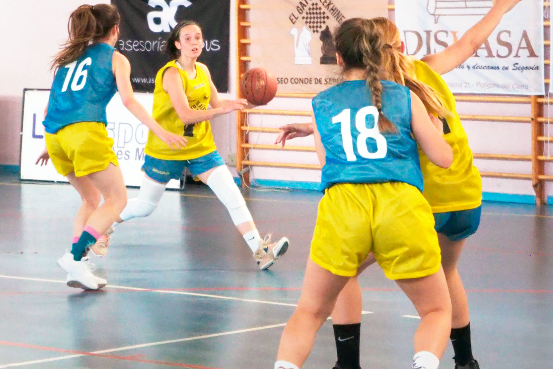 Una jugada de uno de los encuentros que acogió la pista del pabellón Emperador Teodosio./ SPORDEPORTE