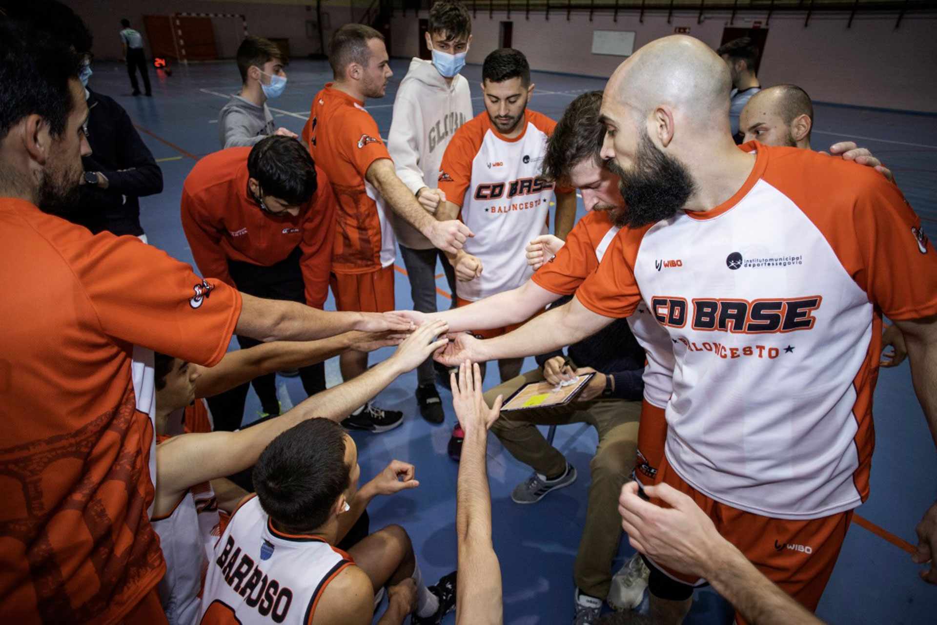 Los jugadores del CD Base hacen piña en un tiempo muerto./ CD BASE