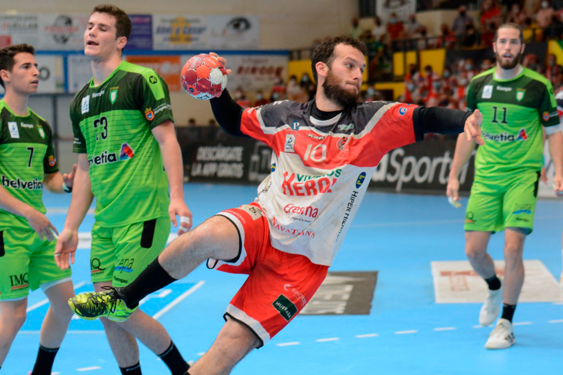 Darío Ajo, durante uno de sus últimos partidos que jugó en el pabellón municipal de Nava./ AMADOR MARUGÁN