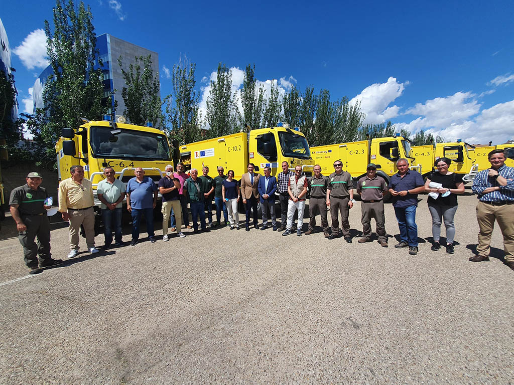 Acto de entrega de los camiones autobombas a las siete bases de destino de Castilla y León. / EL ADELANTADO