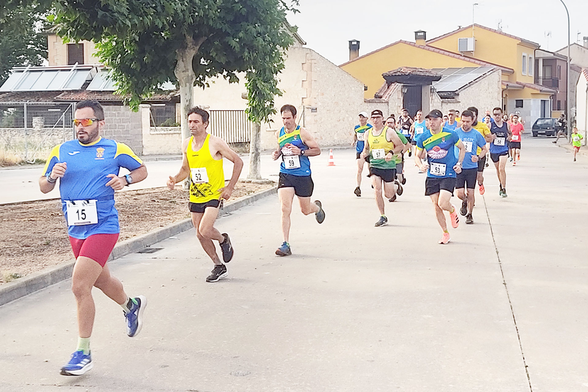 Un momento de la carrera transitando por las calles de Fuenterrebollo./ E.A.