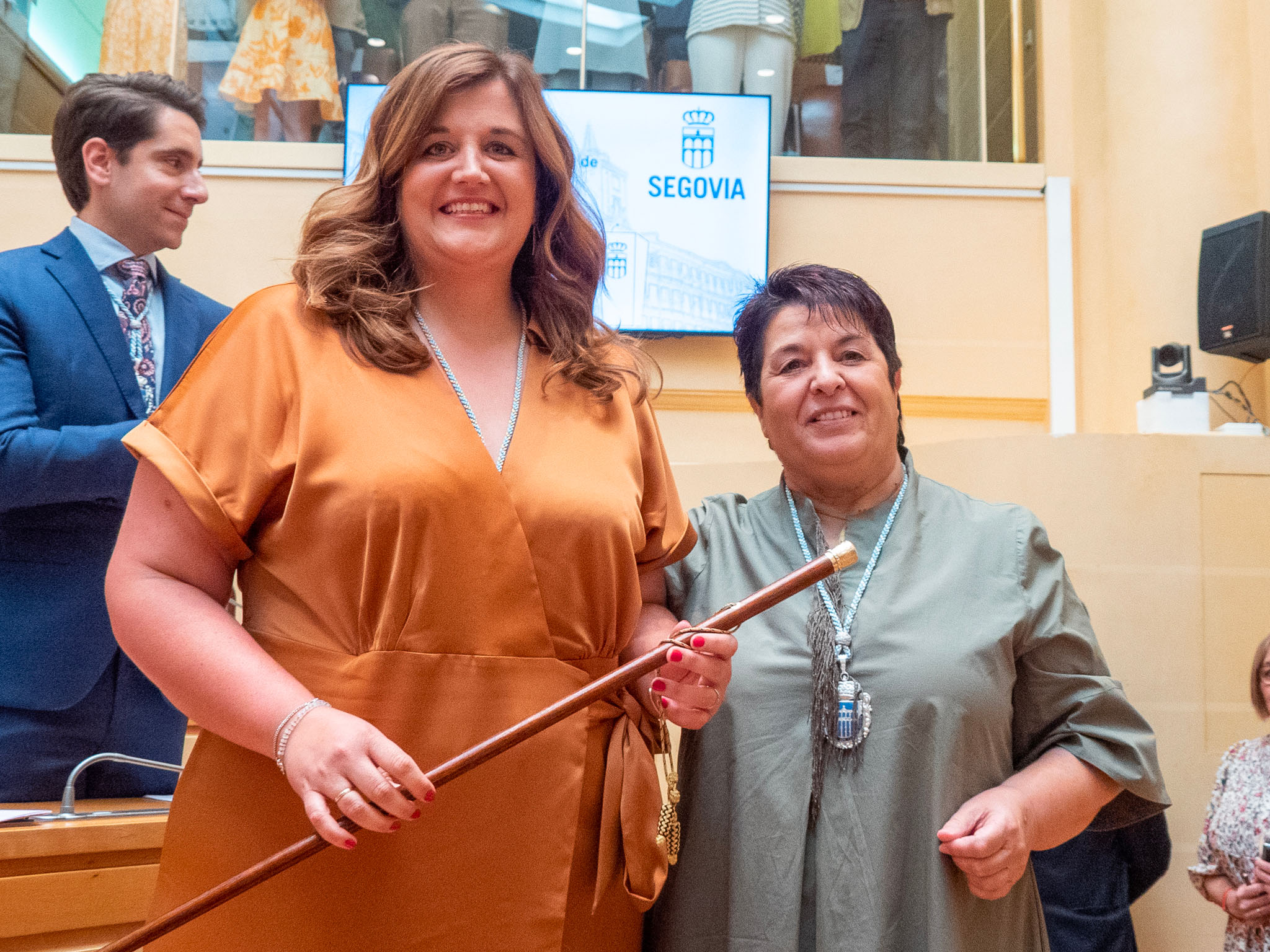 Clara Luquero cede el bastón de mando a Martín. / NEREA LLORENTE