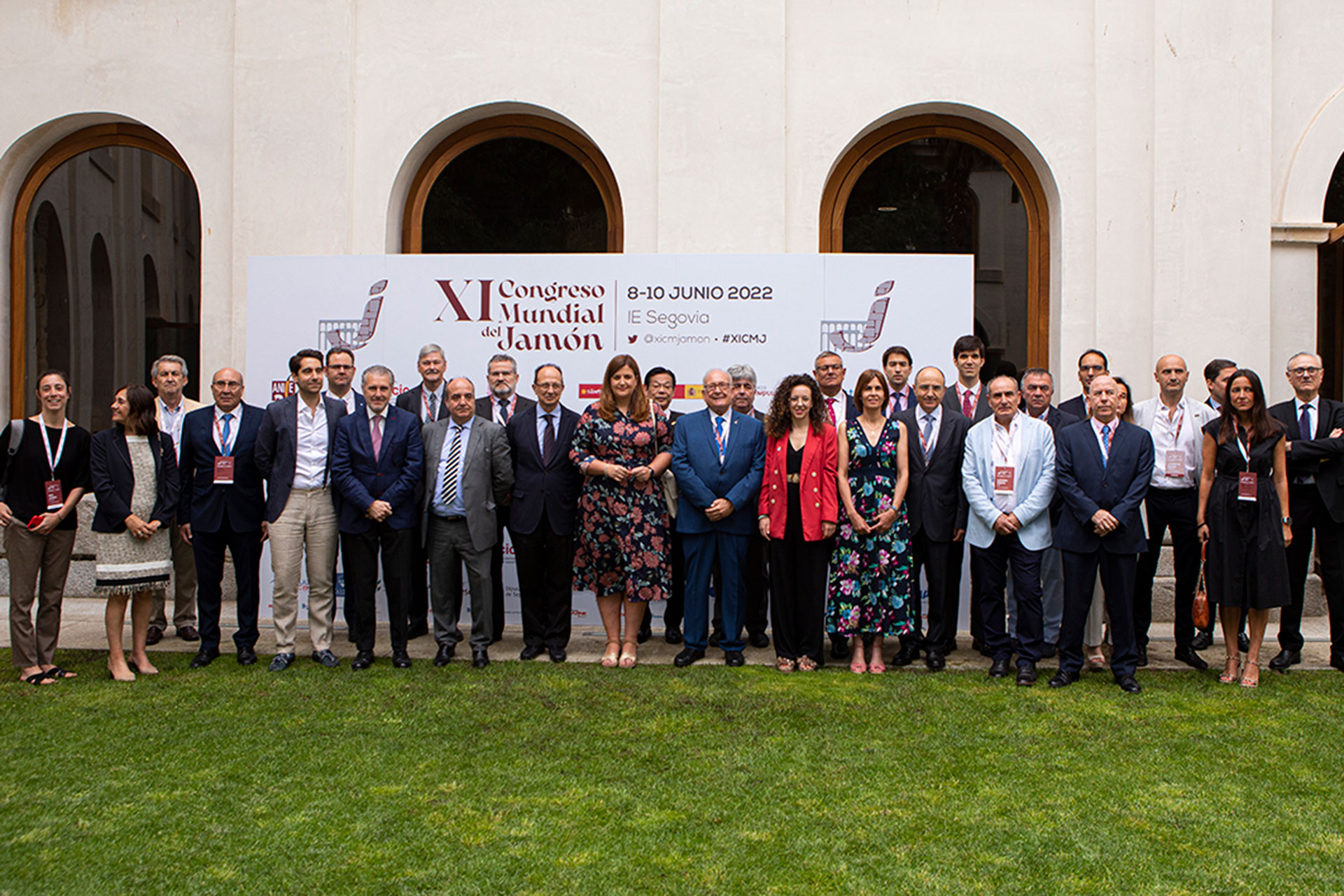Organizadores, patrocinadores y autoridades posaron al inicio del Congreso del Jamón que se celebra en IE University estos días.
