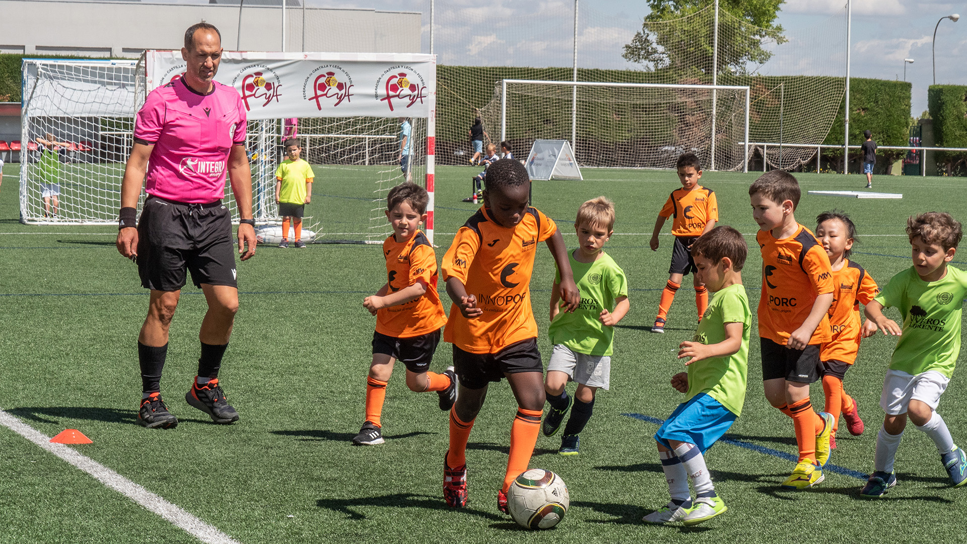Imagen de uno de los encuentros de la Liga Debutantes que se celebró en el Mariano Chocolate./ NEREA LLORENTE