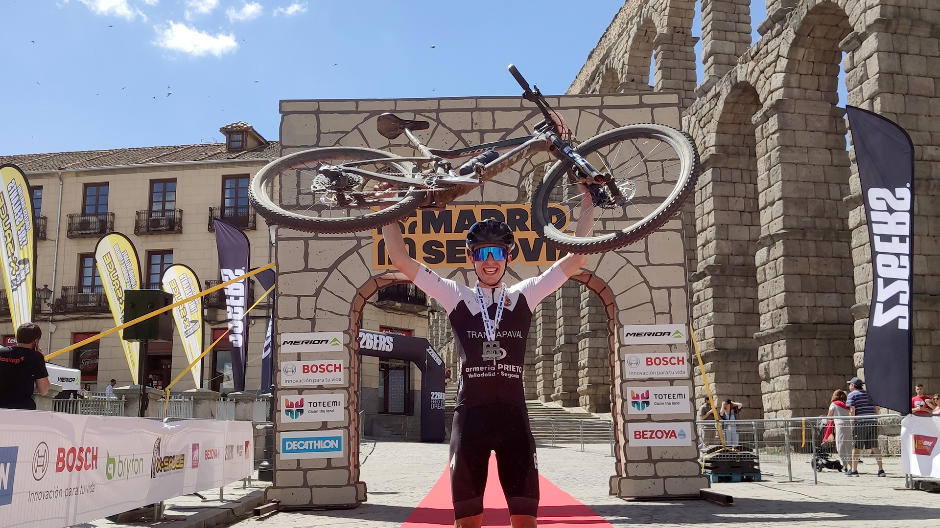 Raúl Rodríguez celebra el primer puesto masculino. / MADRID-SEGOVIA BTT