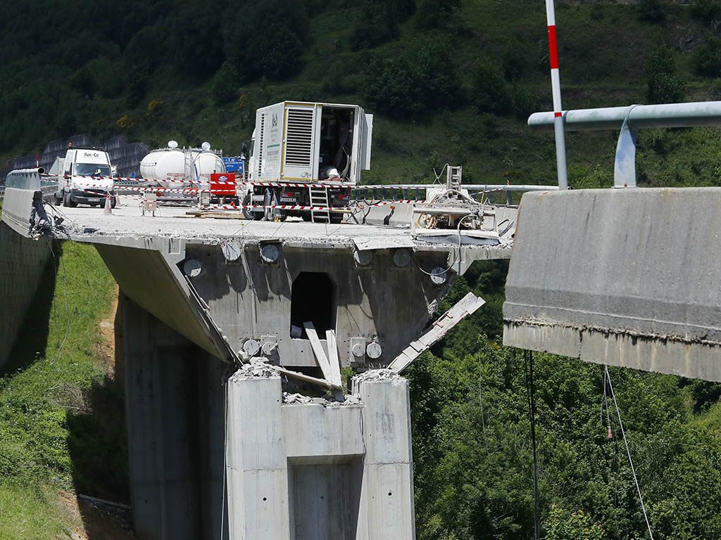 Derrumbe de parte del viaducto del Castro en el municipio de Vega de Valcarce (León). / ICAL - CÉSAR SÁNCHEZ