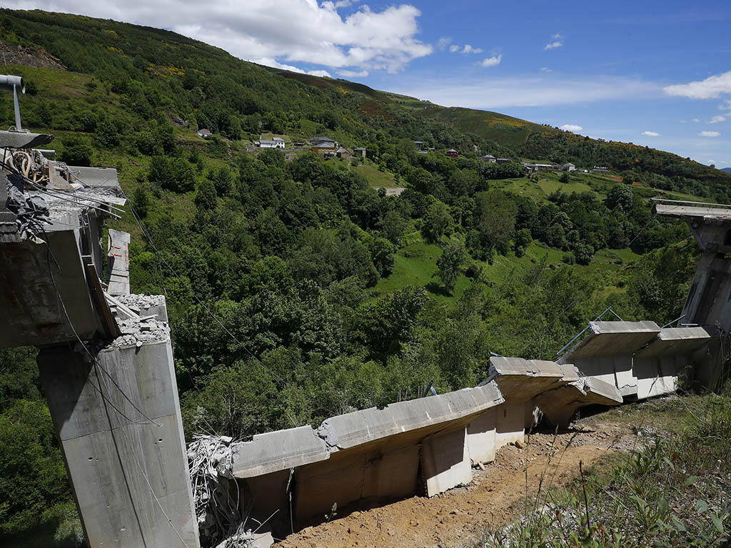 Derrumbe de parte del viaducto del Castro en el municipio de Vega de Valcarce (León). / ICAL - CÉSAR SÁNCHEZ