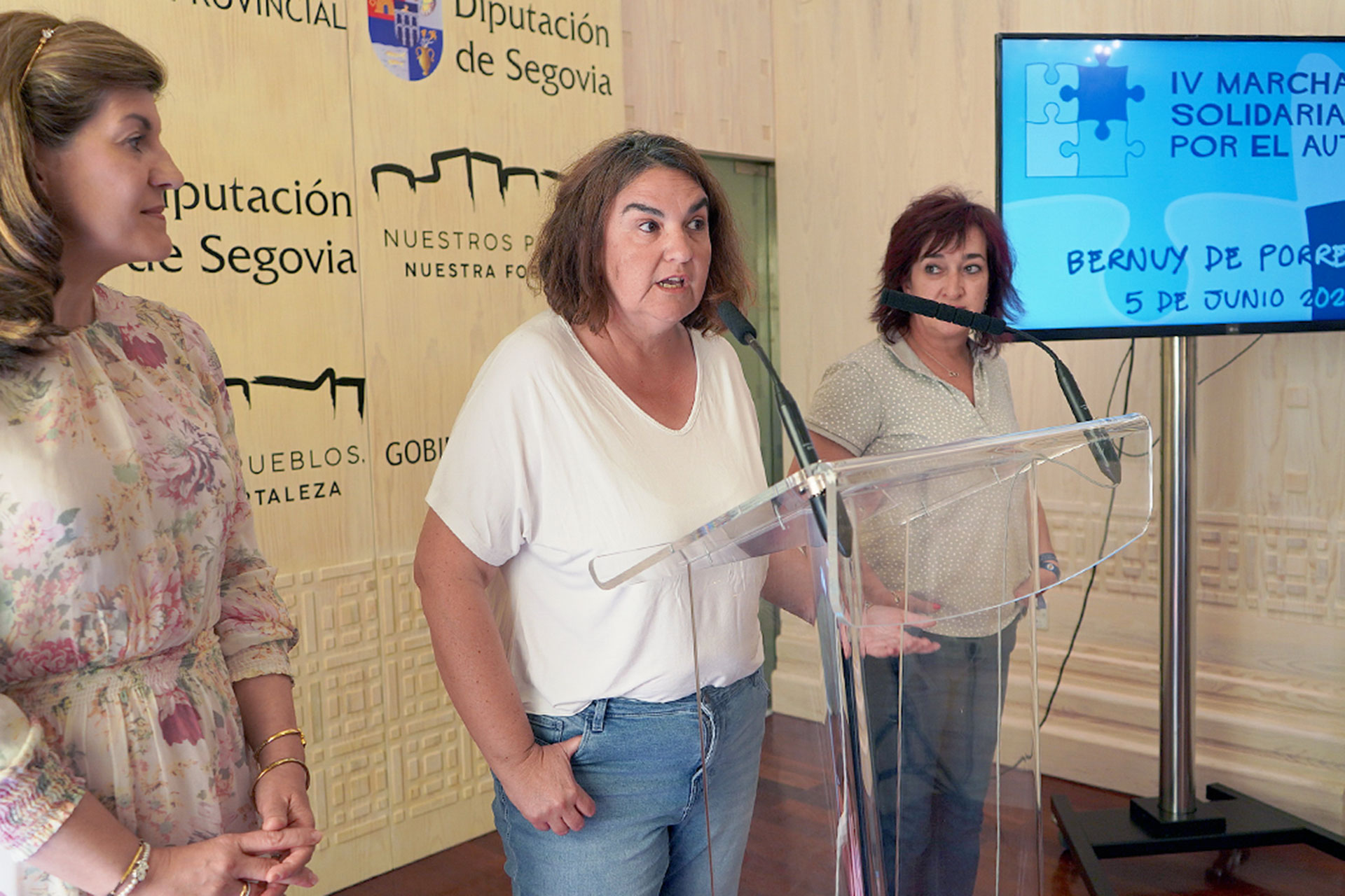 Azucena Suárez, Susana Guri y Gloria Hernando, en la presentación de la marcha. / KAMARERO