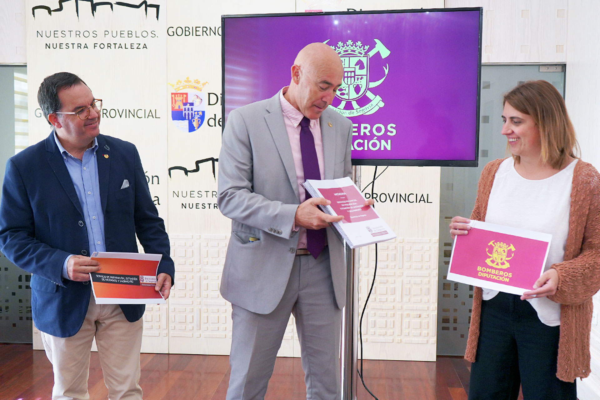 El diputado Óscar Moral presentó ayer, con los técnicos, la propuesta del nuevo Servicio de Bomberos.