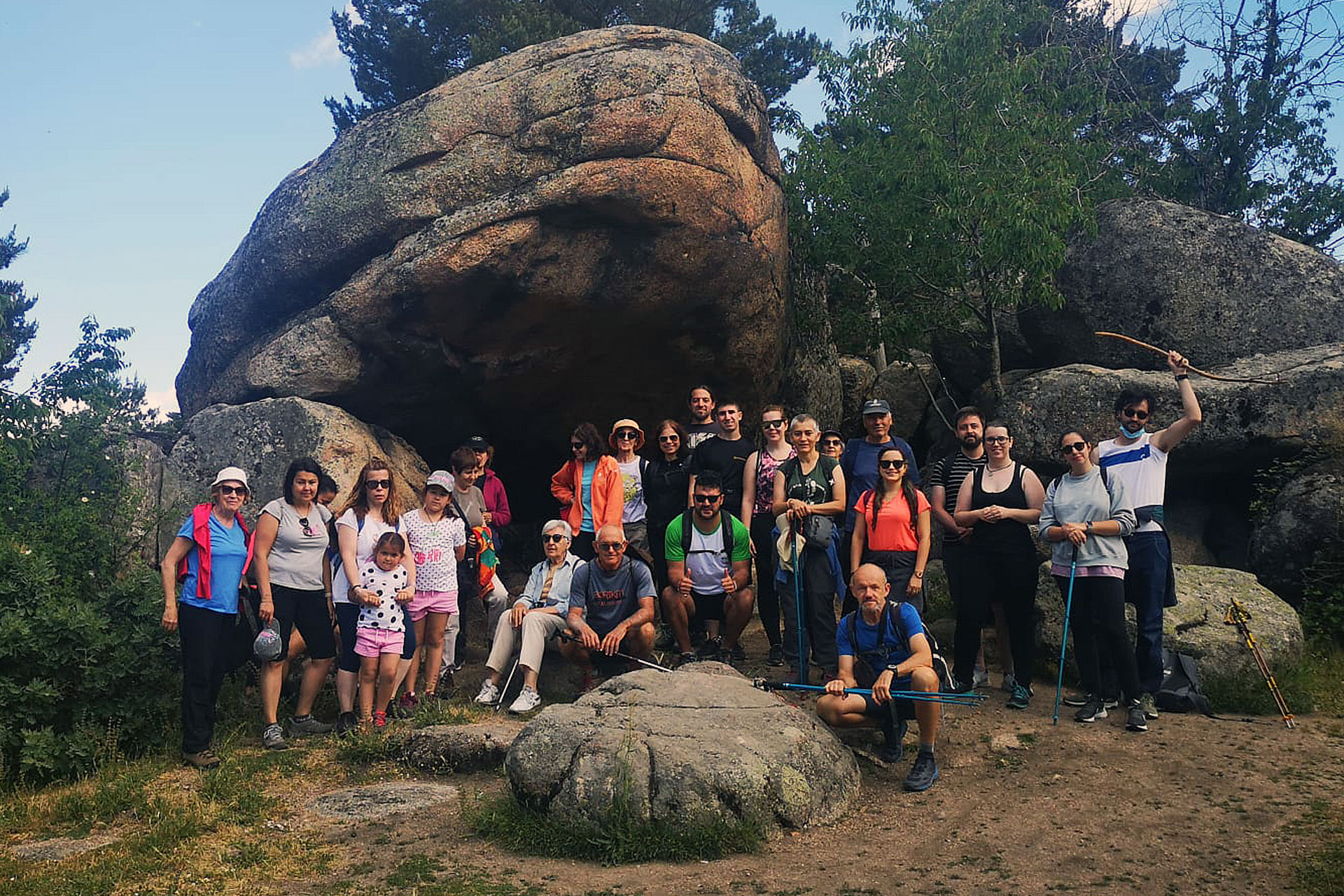 Los viajeros posan frente a la Cueva del Monje