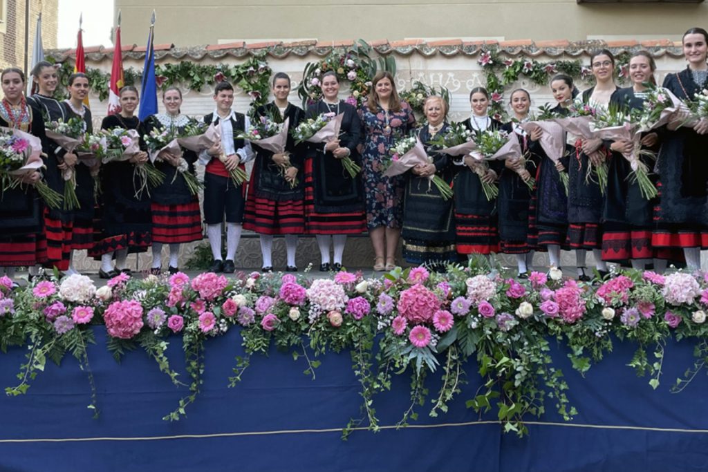 Presentación de la alcaldesa de las ferias y fiestas y de representantes de los barrios. Presentación de la alcaldesa de las ferias y fiestas y de representantes de los barrios.