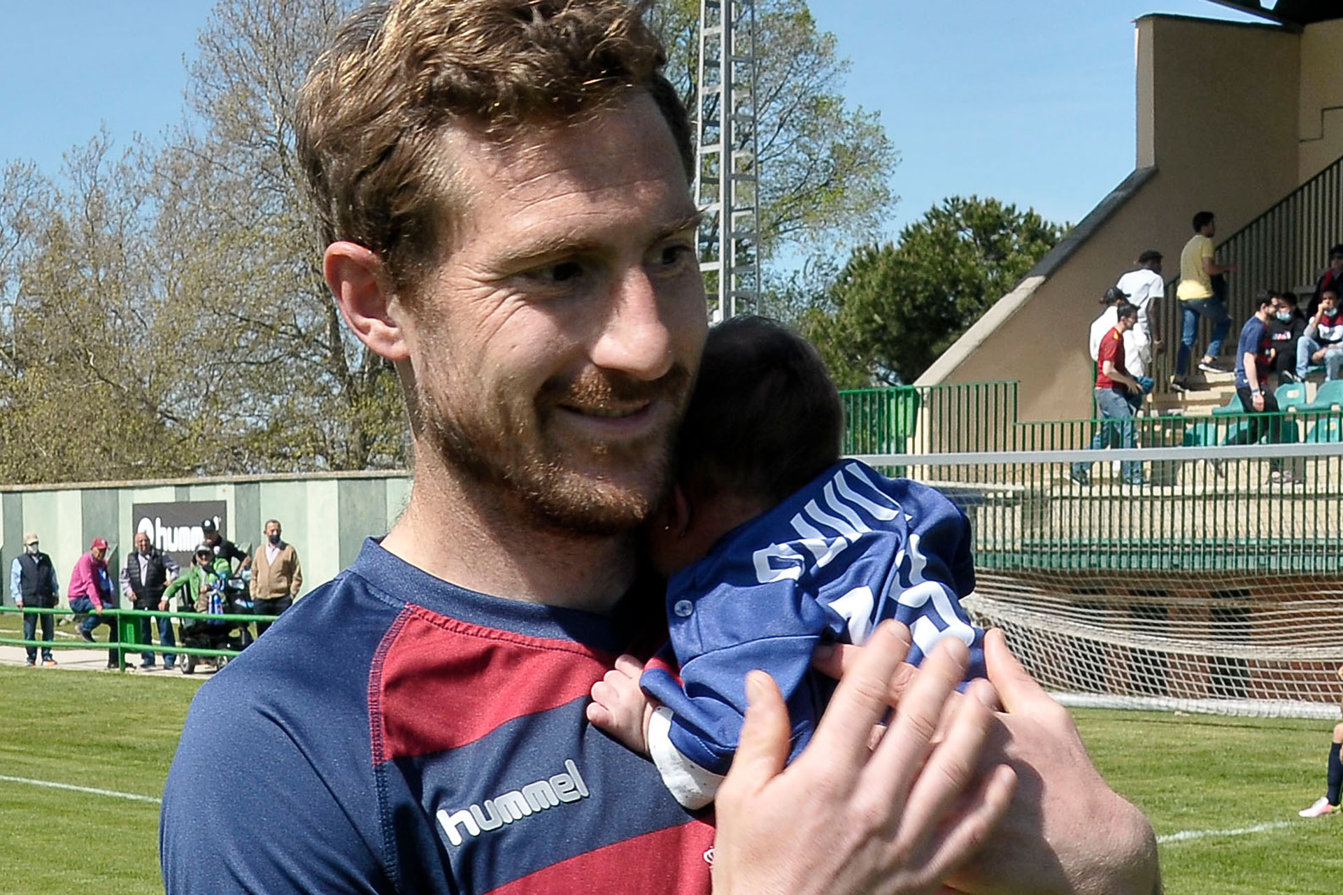 Dani Arribas, con su hijo en los prolegómenos de un partido./ JUAN MARTÍN-G. SEGOVIANA