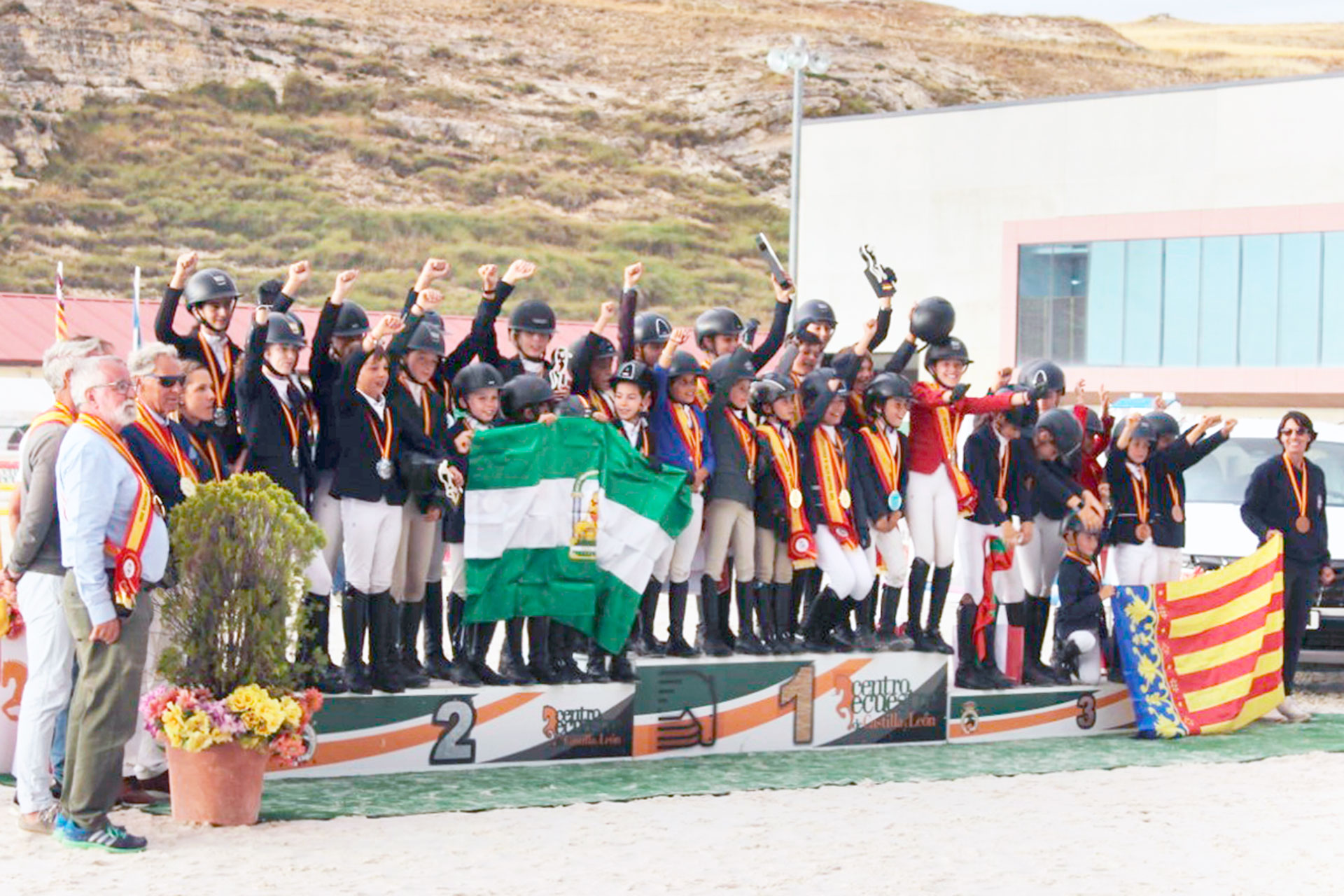 Podio por equipos en la disciplina de salto de obstáculos con el que se cerró el campeonato./ E.A.