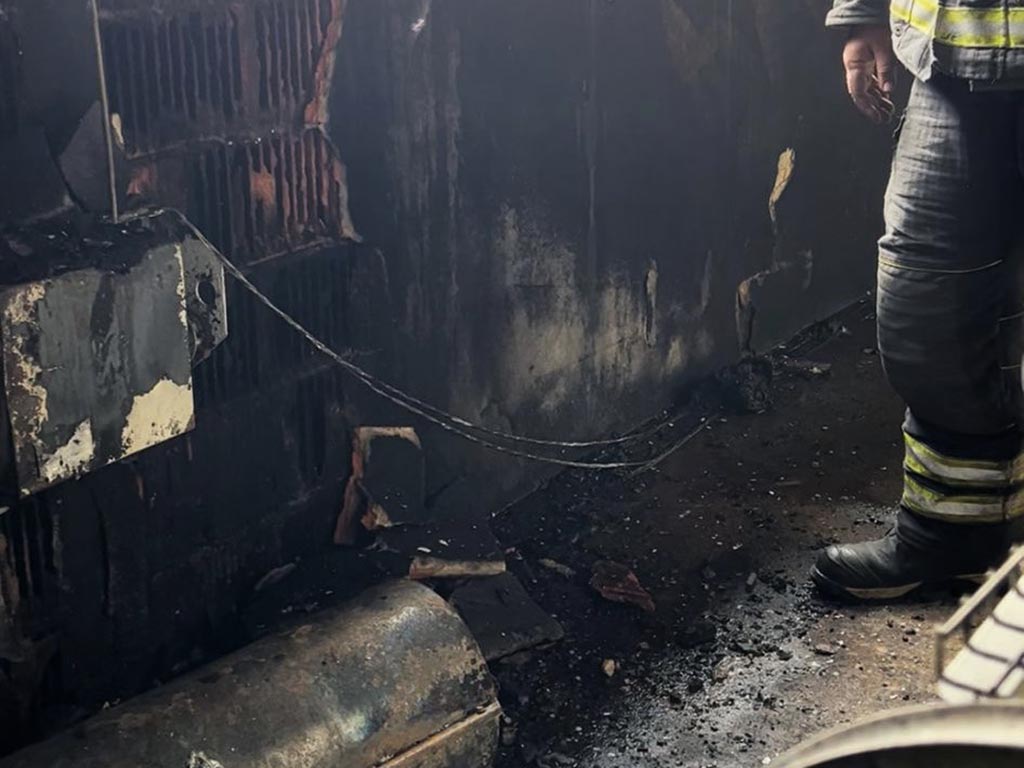 Un incendio provoca la pérdida de conejos e imperfectos en una explotación de Mata de Cuéllar 1 Incendio en una explotación de conejos en Mata de Cuéllar. / @BOMBEROSDIP_VLL