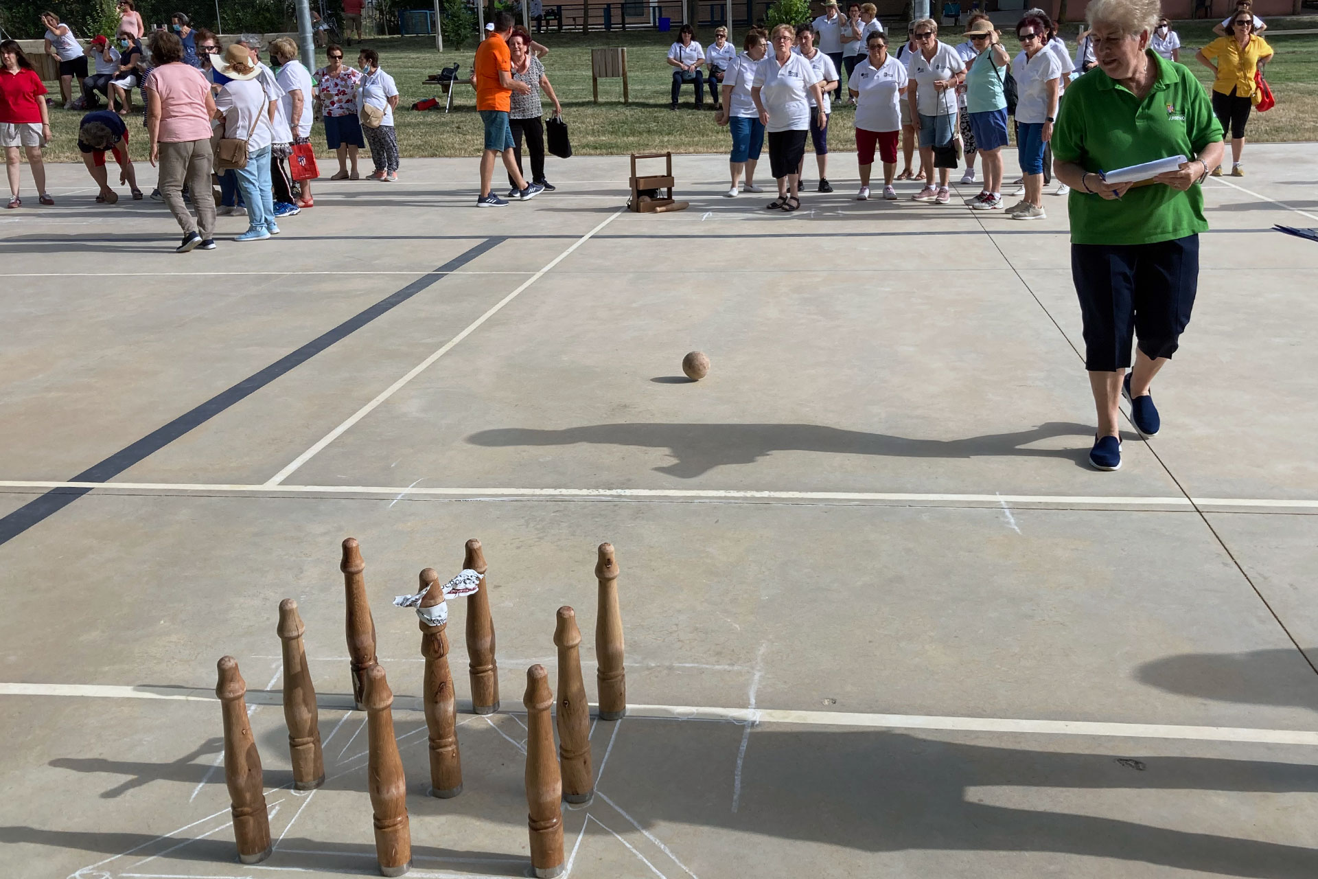 La jueza, observando la tirada de una de las participantes en la modalidad de bolos femeninos./ DIPUTACIÓN