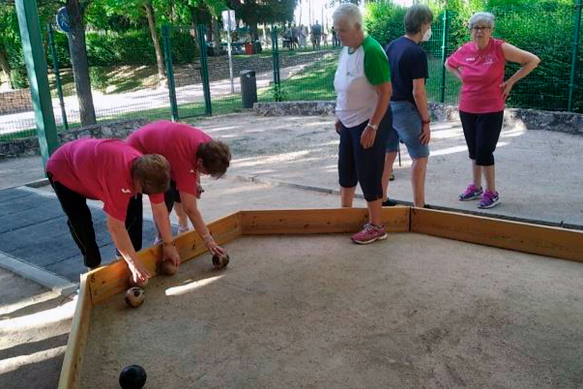 Varias jugadoras recogiendo las bolas para realizar otra tirada./ DELEGACIÓN
