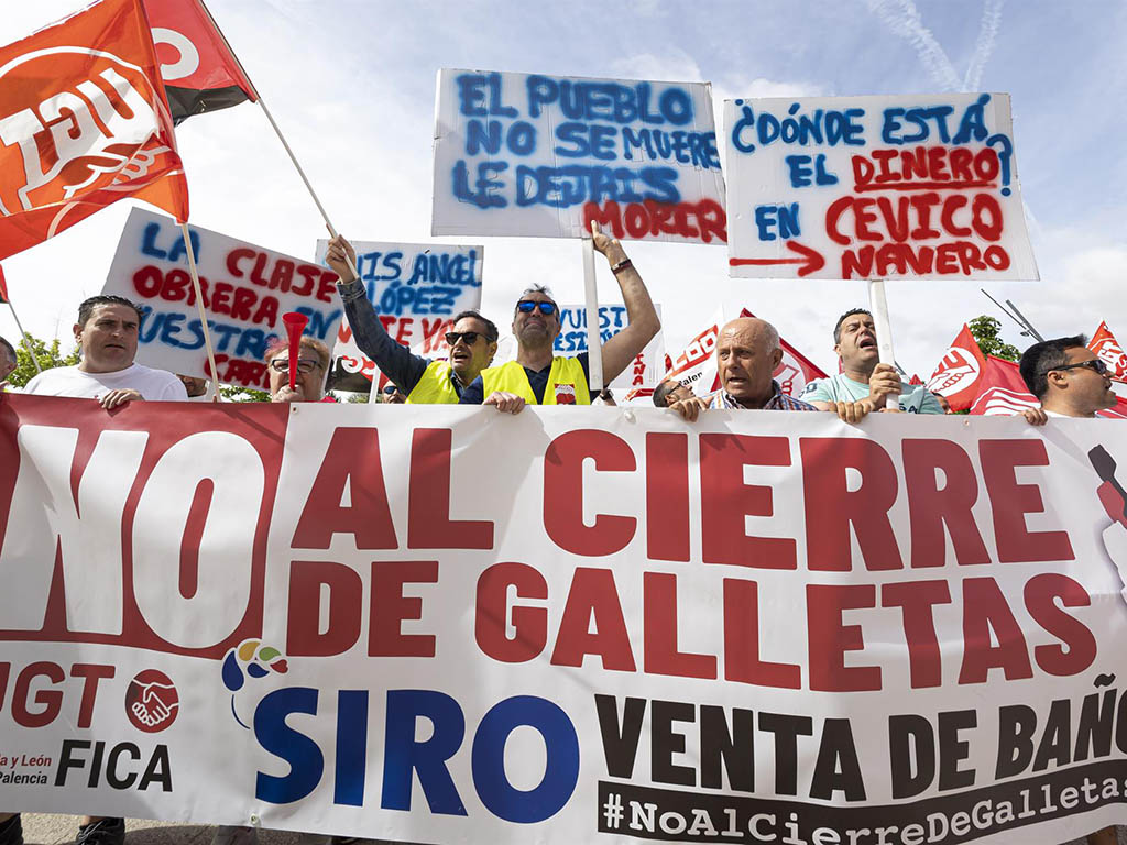 Trabajadores de Siro se manifiestas en las puertas de las Cortes. / EFE - R. GARCÍA