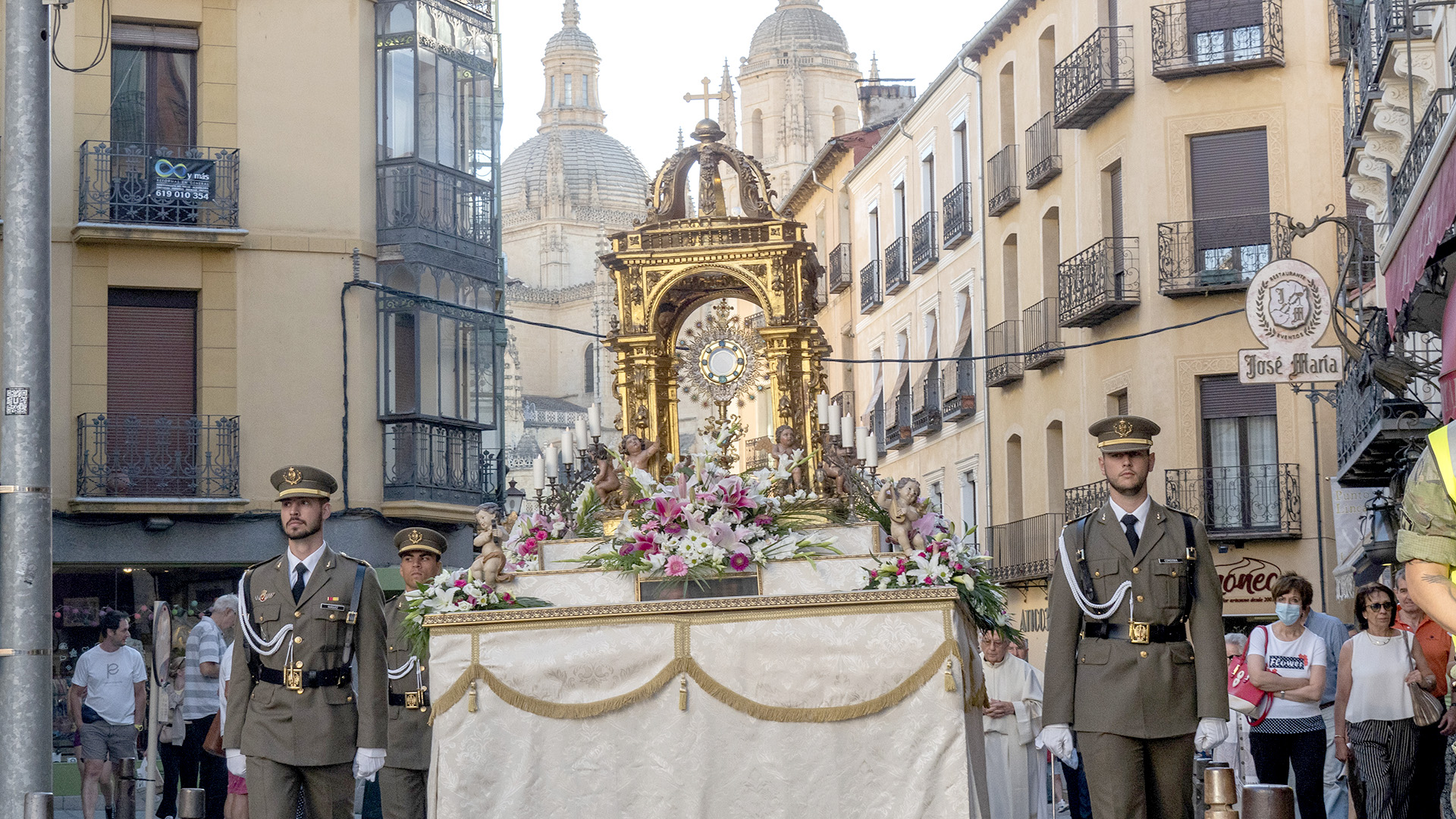 Un momento de la procesión de Minerva. / NEREA LLORENTE