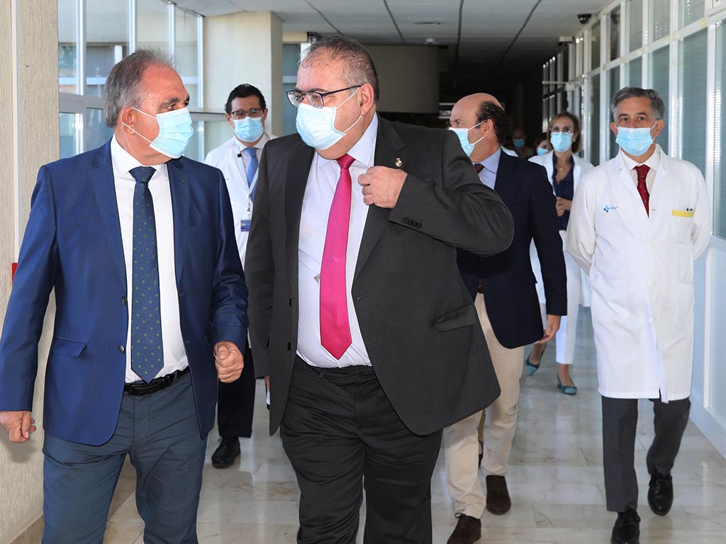 El consejero de Sanidad, Alejandro Vázquez Ramos(C), asiste a la presentación del nuevo gerente del Complejo Asistencial Universitario de Palencia, José Jolín Garijo(D). / BRÁGIMO / ICAL