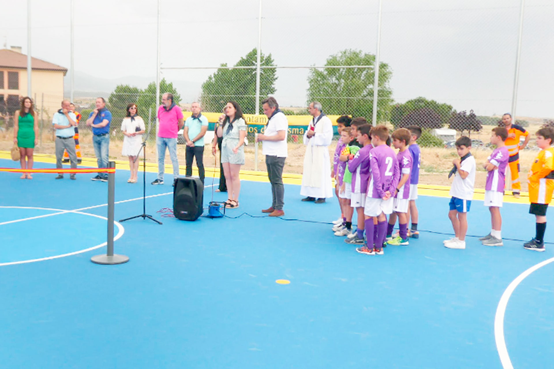 Los diferentes clubs deportivos locales inauguraron la pista. / E. A.
