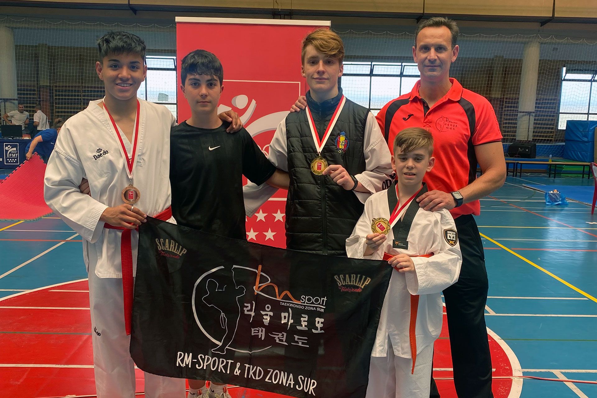 Varios de los integrantes del RM Sport, junto a su entrenador./ RM SPORT