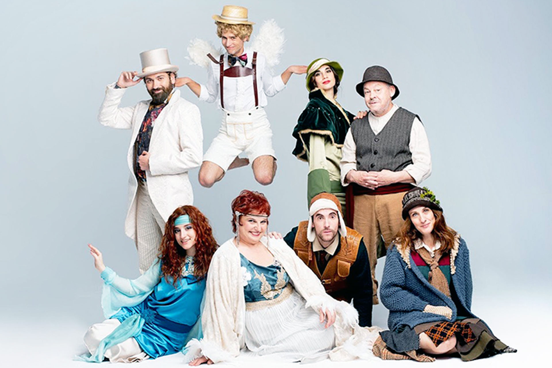 Juan de Vera, arriba en el medio, con el elenco de la compañía