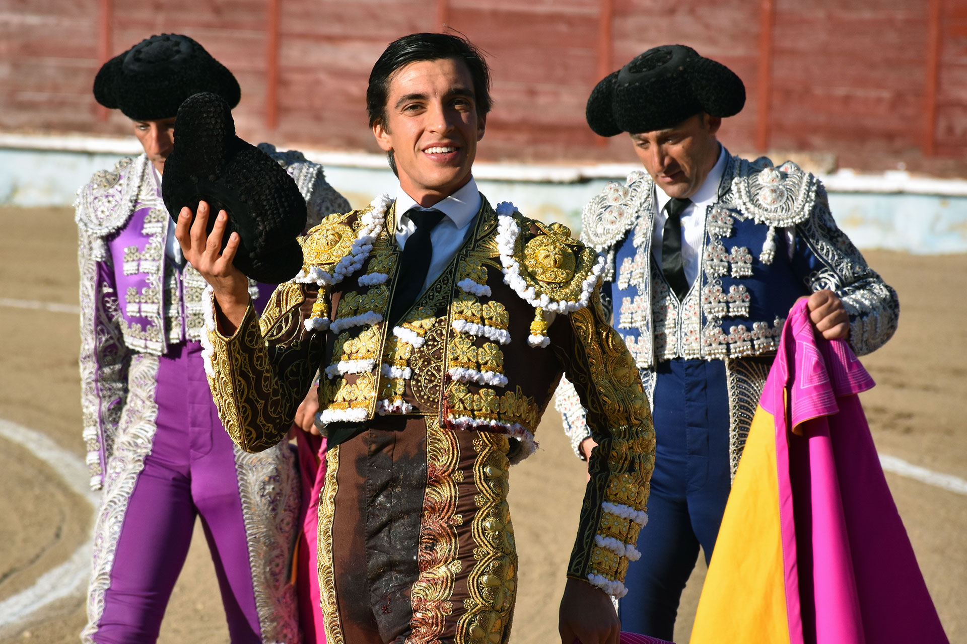Ángel Téllez da una vuelta al rueda tras pasear la primera oreja. / A.M.