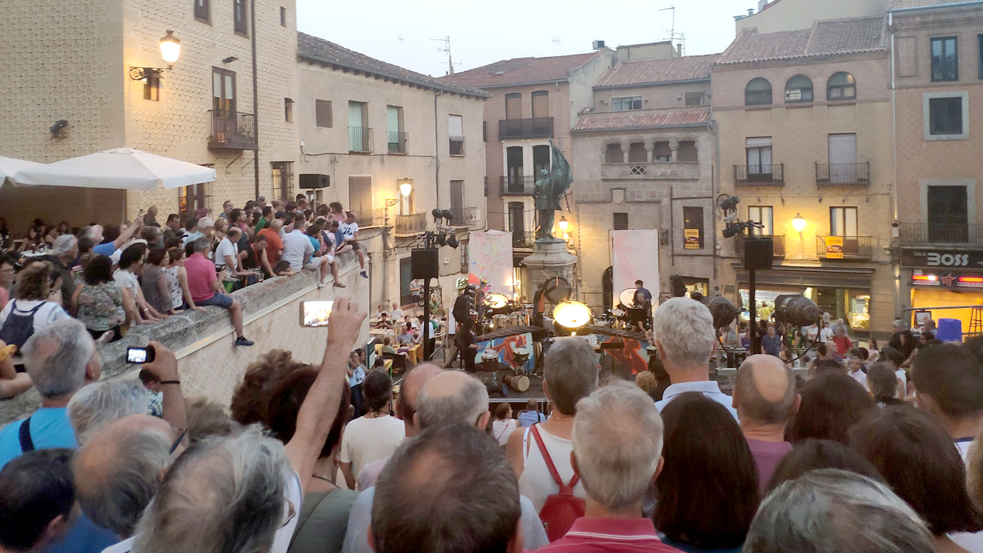 Actuación del grupo Tukumpa en junio de 2019 en la plaza de San Martín. / E. A.