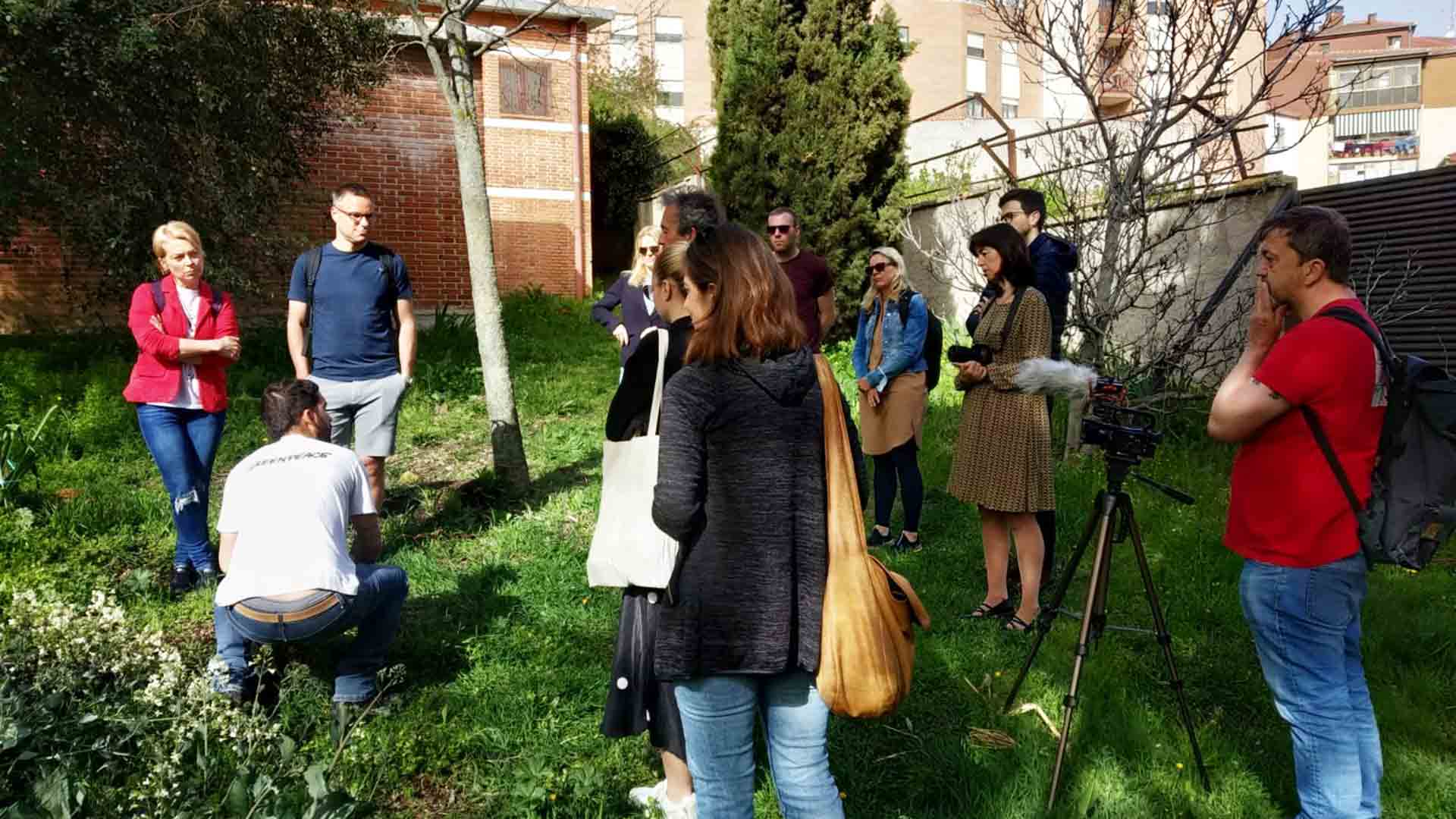 Visita del profesorado del IES La Albuera y la comitiva de profesorado europeo al proyecto 'Sembrando Futuro'.