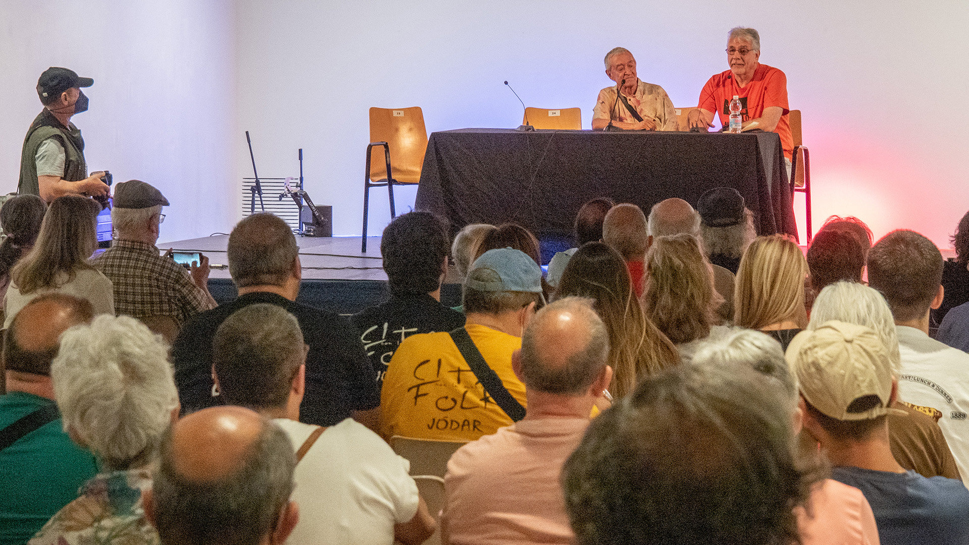 Ismael, a la derecha, respondiendo a los asistentes después del documental.